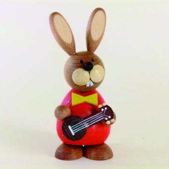 Paul Ullrich Osterhase mit Gitarre stehend 