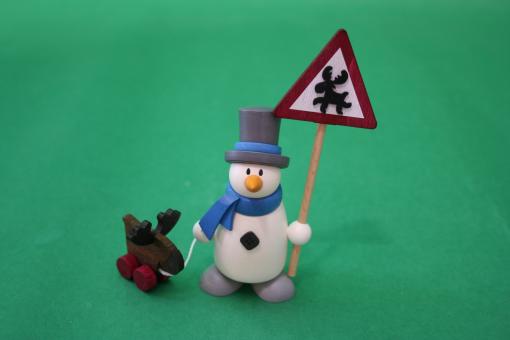 Hobler Schneemann Fritz mit Elch und Schild 