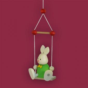 Hobler Osterhase Kaninchen Max auf Schaukel 