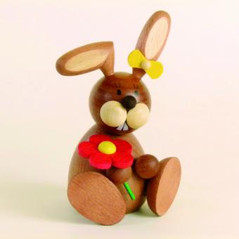 Paul Ullrich Osterhase sitzend mit Blume 