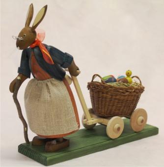 Steglich Osterhasengroßmutter mit kleinen Eiern im Wagen 