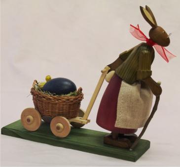 Gotthard Steglich Osterhasengroßmutter mit Ei im Wagen 