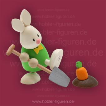 Hobler Osterhase Kaninchen Max mit Spaten am Möhrenbeet Neu 2025 