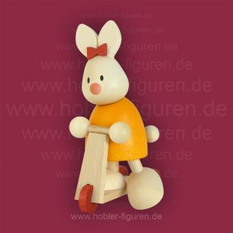 Hobler Osterhase Kaninchen Emma auf Roller 