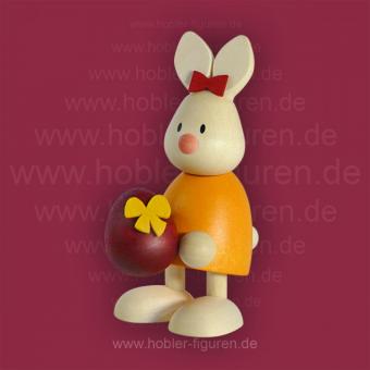 Hobler Osterhase Kaninchen Emma stehend mit Ei 