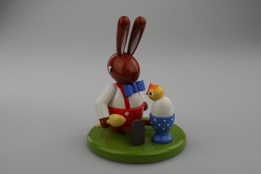 Leichsenring Osterhase sitzend mit Ei und Küken groß 