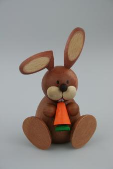 Paul Ullrich Osterhase sitzend mit Möhre 