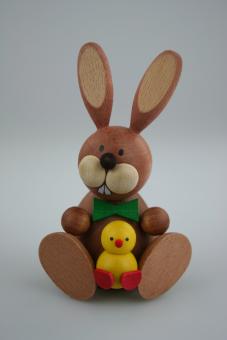 Paul Ullrich Osterhase sitzend mit Küken 