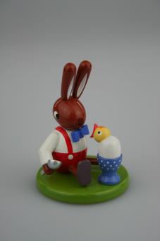 Leichsenring Osterhase sitzend mit Ei und Küken klein 