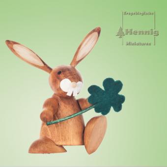 Hennig Miniaturen Hase mit Klee natur 