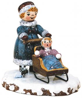Hubrig Winterkinder Mädchen mit Kinderschlitten 