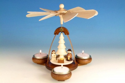 Paul Ullrich Teelichtpyramide mit Geburt 